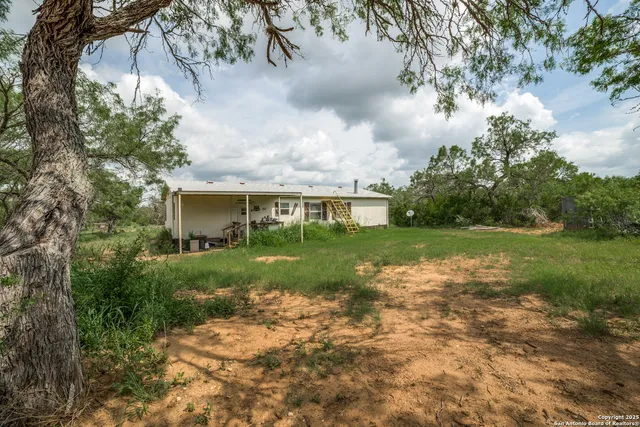 $380,000 | 1062 County Road 122, Floresville, TX 78114