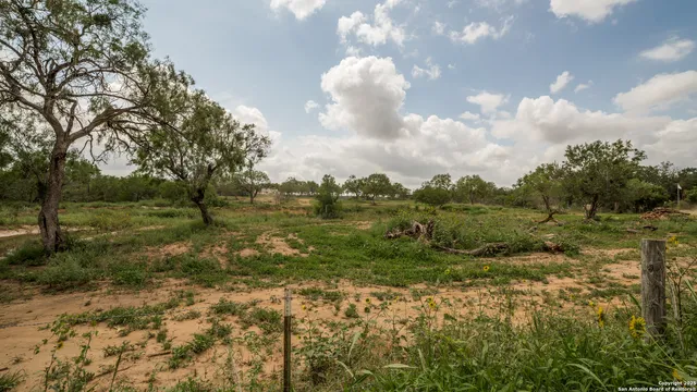 $380,000 | 1062 County Road 122, Floresville, TX 78114