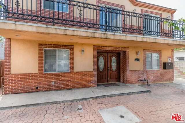 a view of entrance front of the house