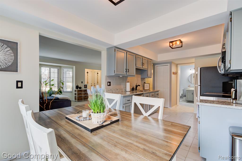 228 Meadow Ln Circle Rochester Hills, MI 48307 - Photo 10 of 32