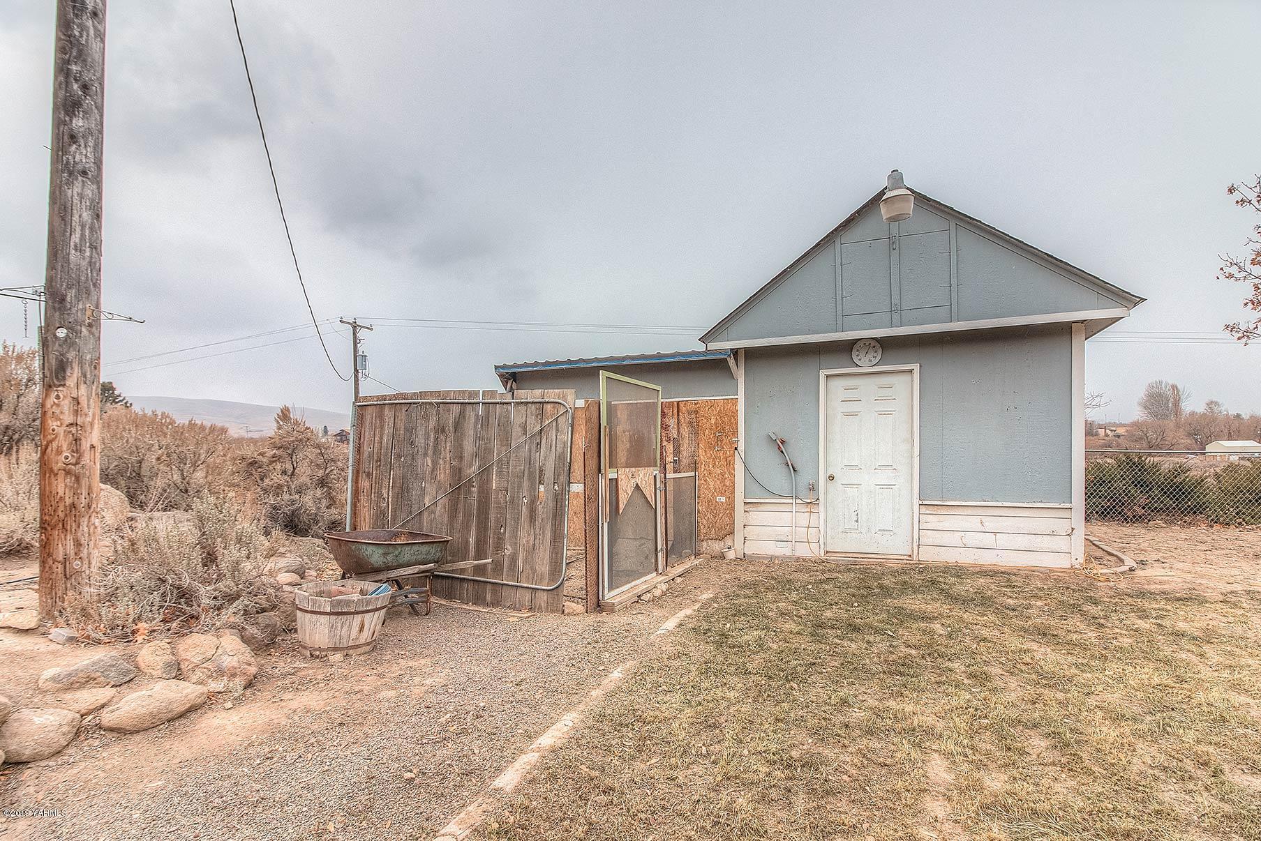 511 Livengood Road Cowiche, WA 98923 - Photo 19 of 20 15- Watershed-&-Chicken-coop