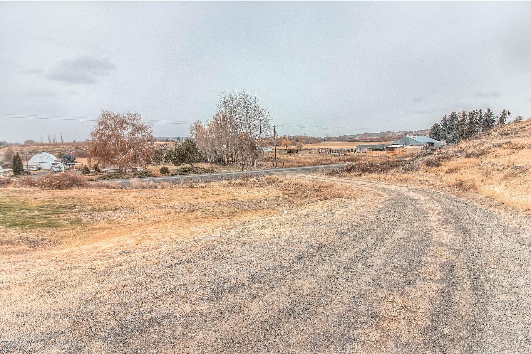 511 Livengood Road Cowiche, WA 98923 - Photo 20 of 20 16- Long-Driveway