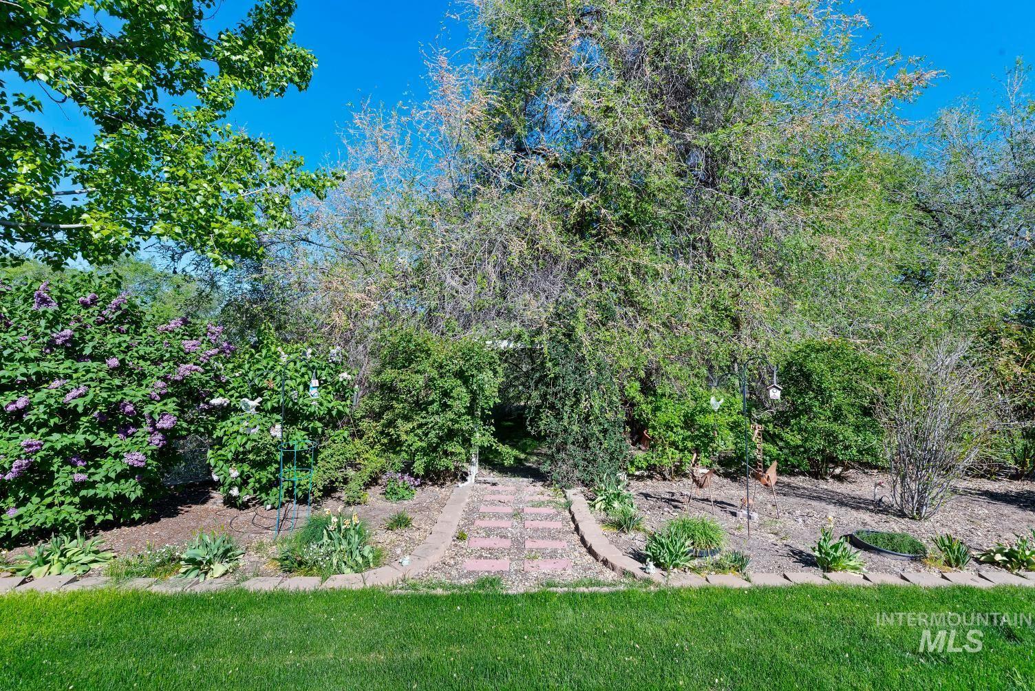 19152 Marsing Road Caldwell, ID 83607 - Photo 6 of 47 Expansive lawn bordered by a landscaped garden bed