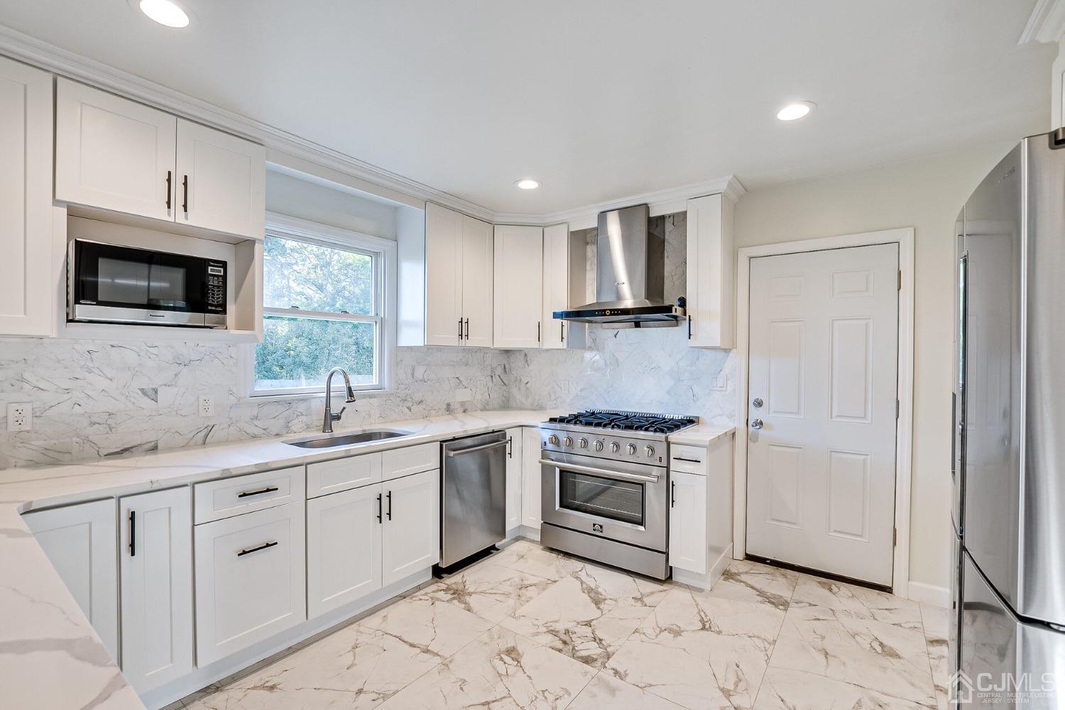 38 New Brooklyn Road Edison, NJ 08817 - Photo 20 of 39 a kitchen with appliances cabinets and a sink