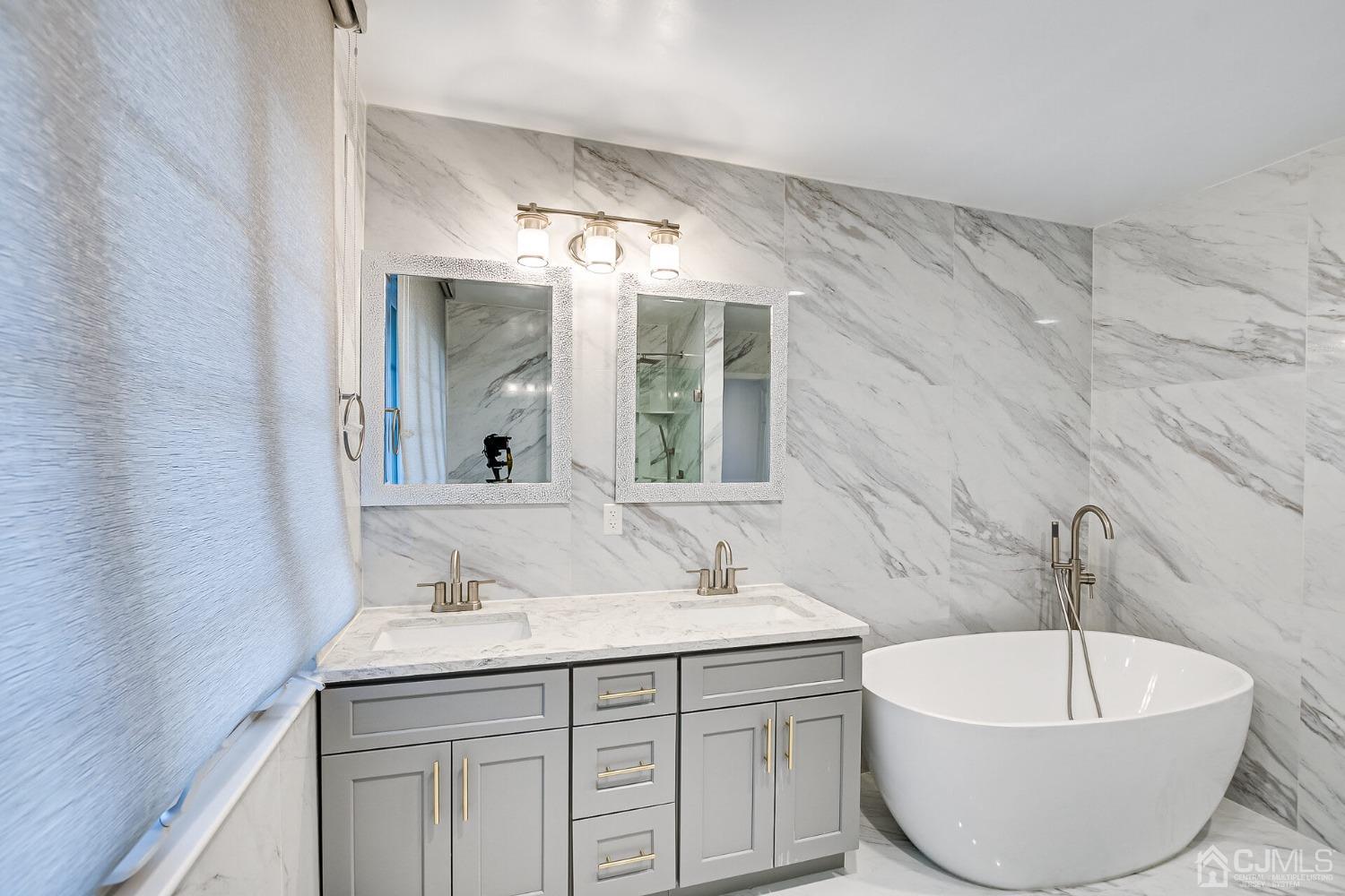 38 New Brooklyn Road Edison, NJ 08817 - Photo 27 of 39 a bathroom with a bathtub and a sink