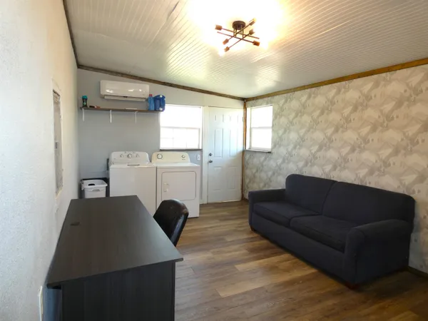 $1,800 | 1101 East College Street, Llano, TX 78643