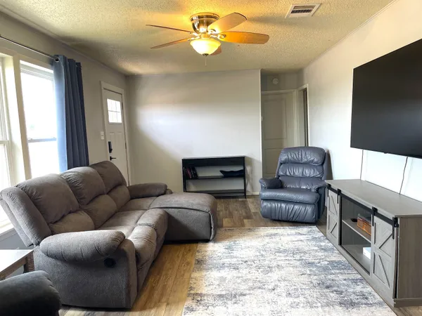 $1,800 | 1101 East College Street, Llano, TX 78643