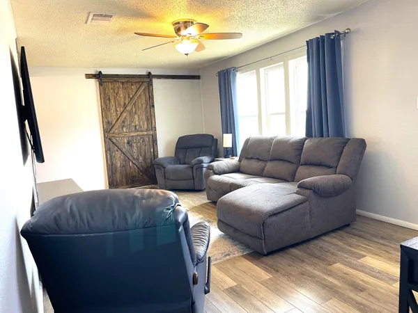 $1,800 | 1101 East College Street, Llano, TX 78643