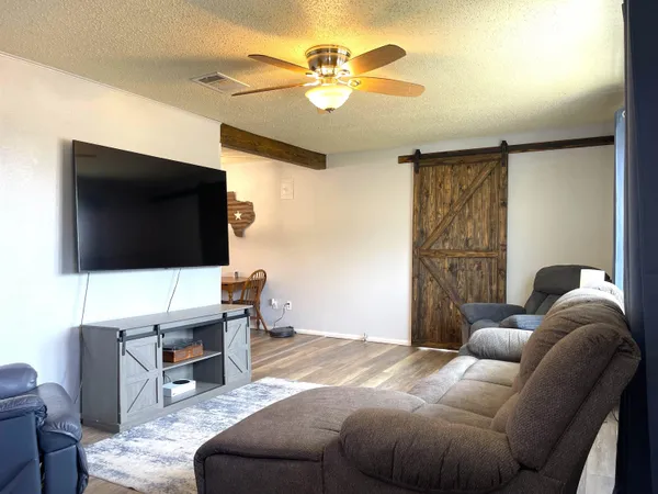 $1,800 | 1101 East College Street, Llano, TX 78643