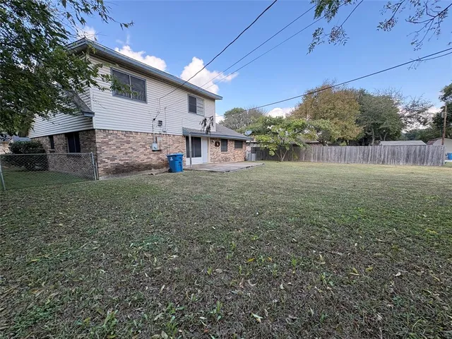 a view of a yard in front of house