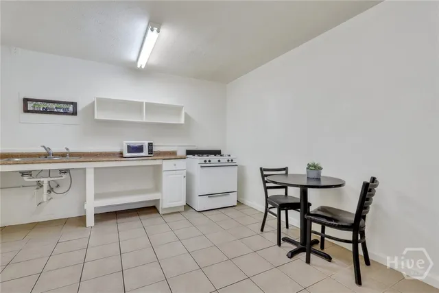 $1,200 | 5013 Ogeechee Road, Savannah, GA 31405