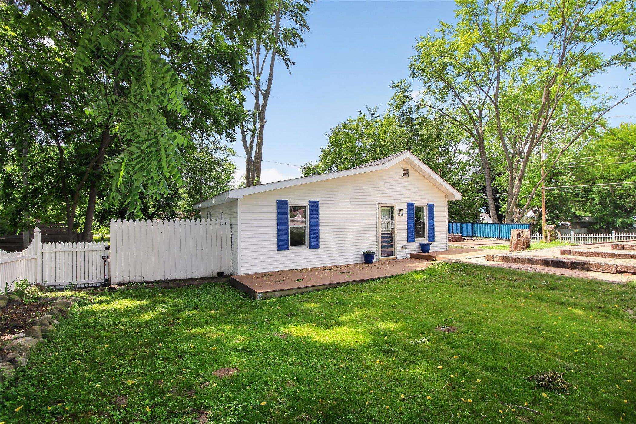 1035 Fairview Avenue Alma, MI 48801 - Photo 2 of 35 1947579-87c7bfe5-2e27-4d91-b660-76d25c85d400.JPG