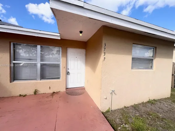 $2,300 | 3737 Mil-Lake Circle, Unit 3737, Greenacres, FL 33463