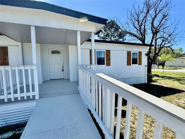 a view of an house with backyard