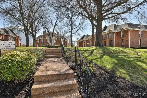 $130,000 | 922 Claytonbrook Drive, Unit 1, Ballwin, MO 63011
