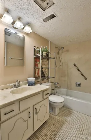 $130,000 | 922 Claytonbrook Drive, Unit 1, Ballwin, MO 63011