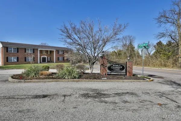 $130,000 | 922 Claytonbrook Drive, Unit 1, Ballwin, MO 63011