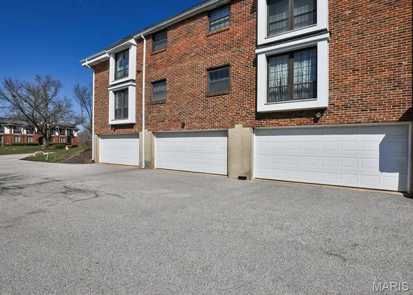 $130,000 | 922 Claytonbrook Drive, Unit 1, Ballwin, MO 63011