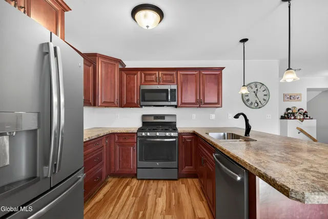 $329,900 | 150 Paddock Circle, Rotterdam, NY 12306