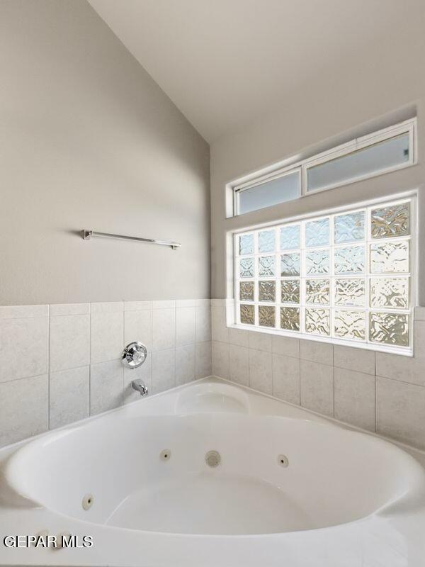 533 Flanagan Place El Paso, TX 79928 - Photo 31 of 52 a bathroom with a bathtub