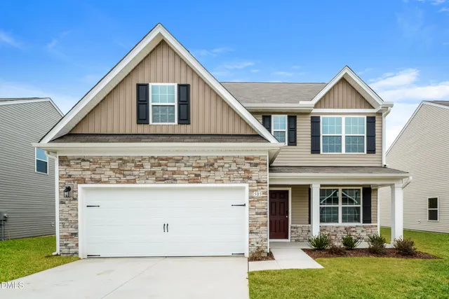 a view of a house with yard