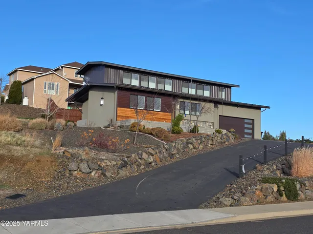 $550,000 | 8301 Viewcrest Way, Yakima, WA 98908