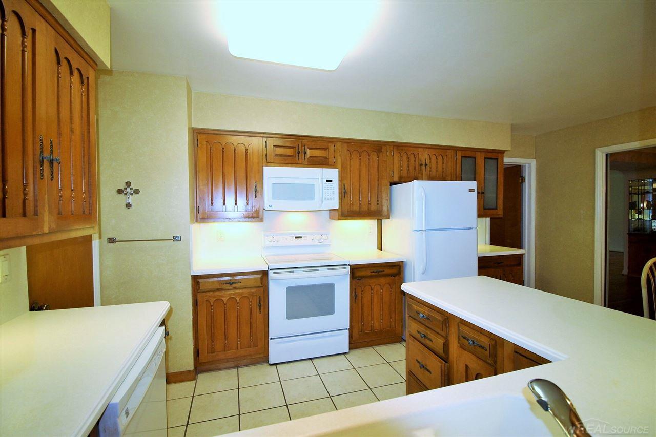 954 South Renaud Road Grosse Pointe Woods, MI 48236 - Photo 15 of 46
