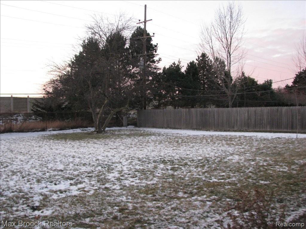 4881 Rioview Drive Clarkston, MI 48346 - Photo 20 of 24 Fenced in backyard