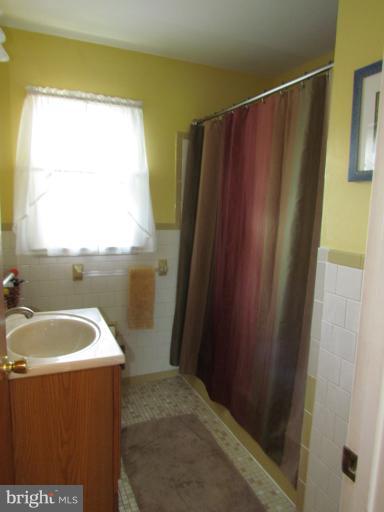 606 Holy Cross Road Baltimore, MD 21225 - Photo 6 of 21 Bath