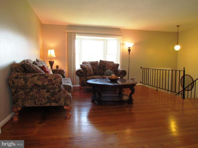 606 Holy Cross Road Baltimore, MD 21225 - Photo 9 of 21 Living Room