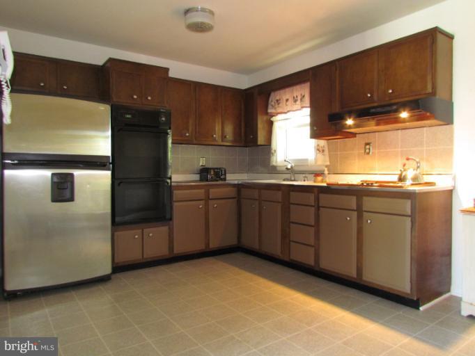 606 Holy Cross Road Baltimore, MD 21225 - Photo 10 of 21 Kitchen