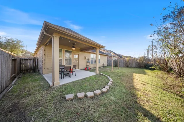 a view of a backyard