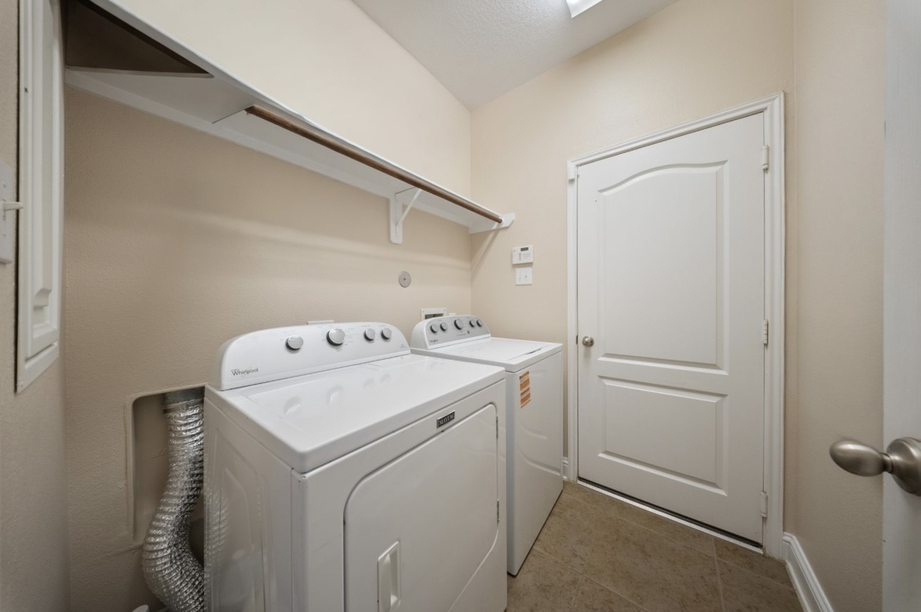 6130 Flagg Ranch Drive Spring, TX 77388 - Photo 8 of 15 a utility room with dryer and washer