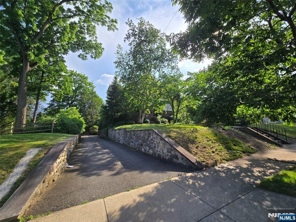 220 Manor Road Ridgewood, NJ 07450 - Photo 3 of 15