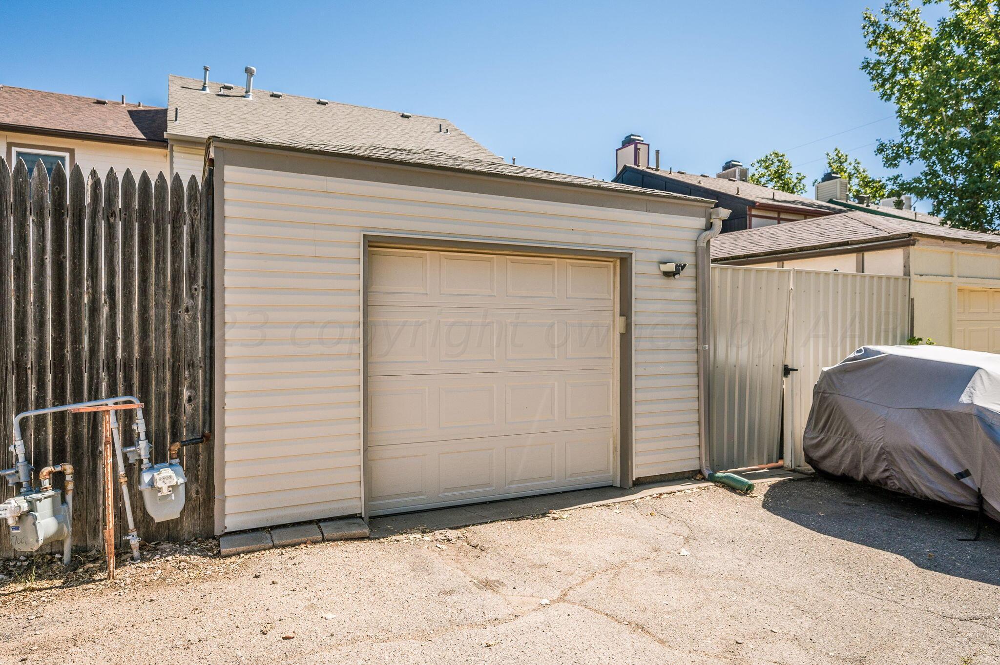 7004 Hurst Street Amarillo, TX 79109 - Photo 18 of 18 Garage