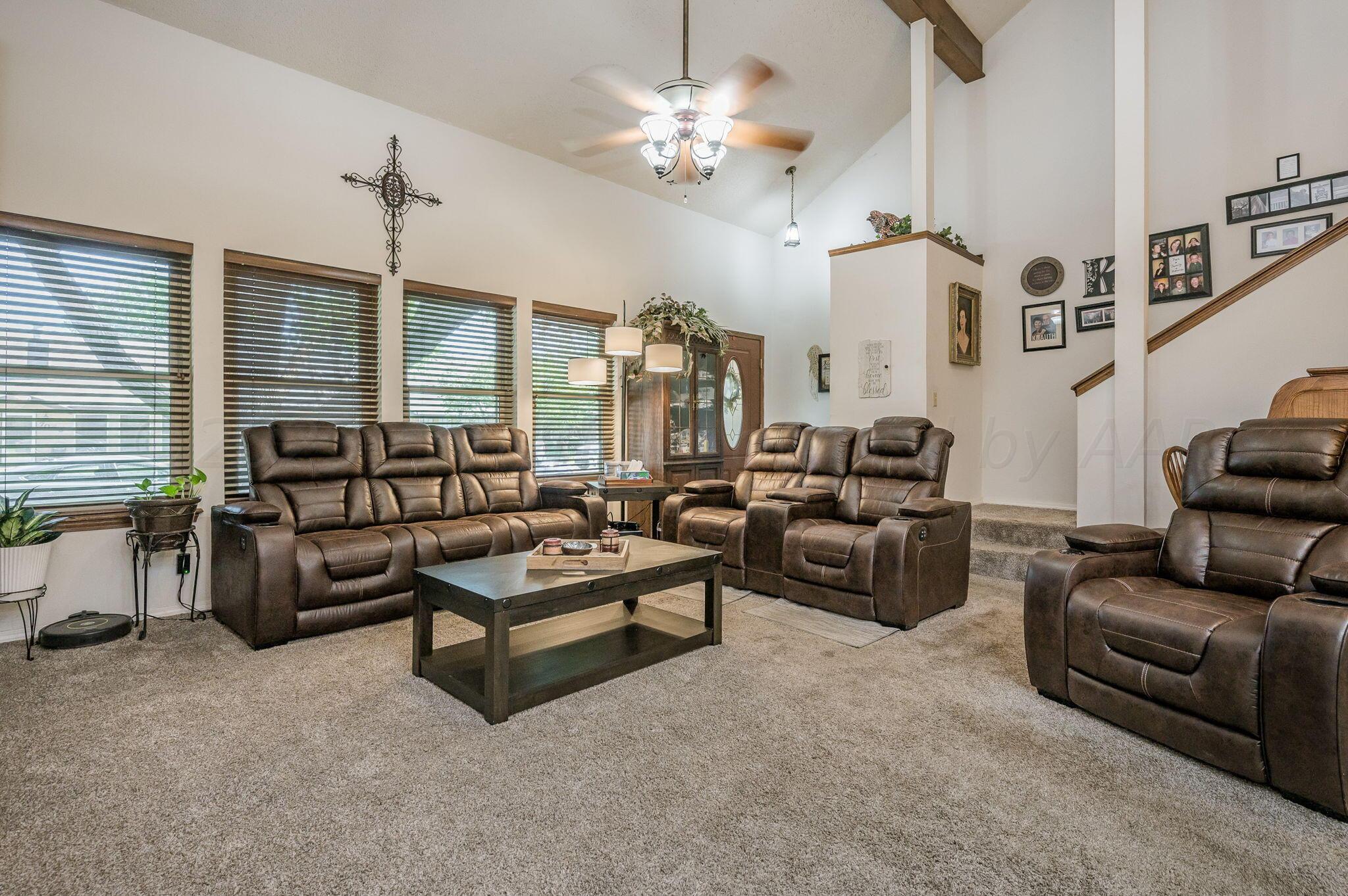 7004 Hurst Street Amarillo, TX 79109 - Photo 3 of 18 Living Room