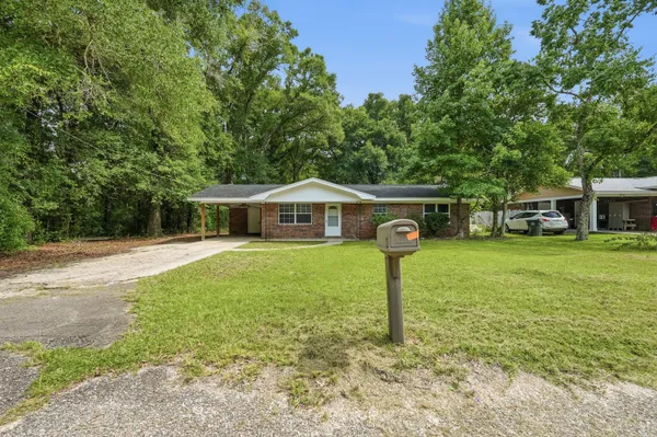 $1,550 | 106 Andrews Avenue, DeFuniak Springs, FL 32433