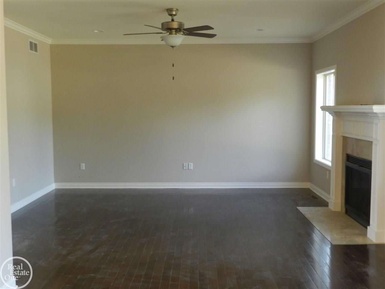 2413 Hessel Avenue Rochester, MI 48307 - Photo 8 of 17 31292938-7.JPG