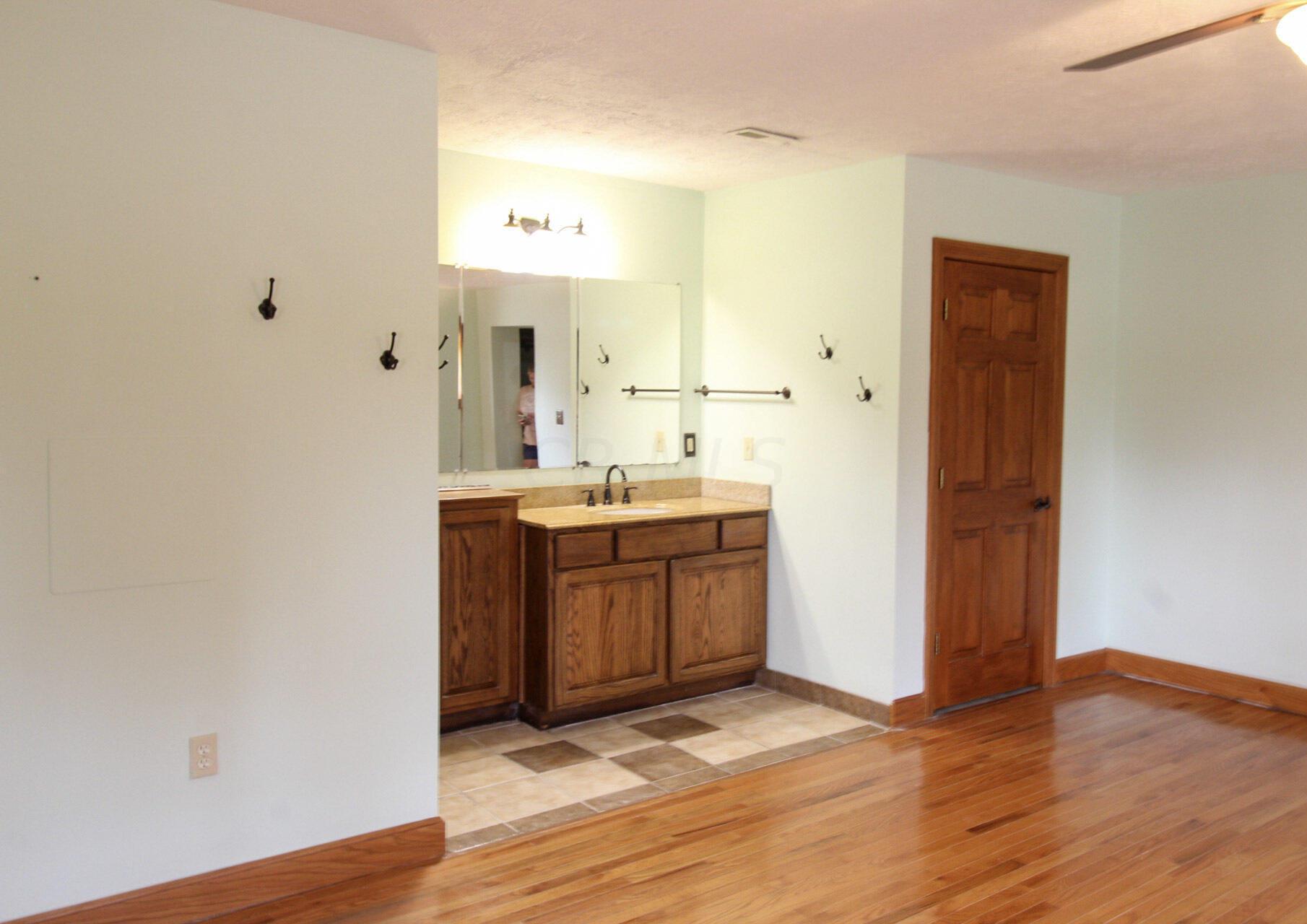 10680 Lancaster-Circleville Road Southwest Amanda, OH 43102 - Photo 10 of 36 Bedroom with full Bathroom