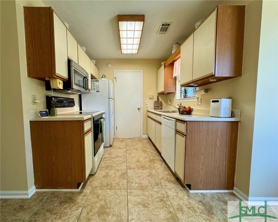 137 North Leeds Gate Road Savannah, GA 31406 - Photo 6 of 24 Kitchen view