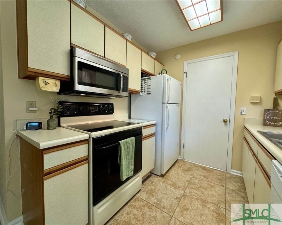 137 North Leeds Gate Road Savannah, GA 31406 - Photo 8 of 24 Kitchen