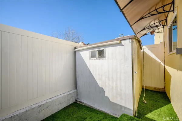 a view of a house with backyard