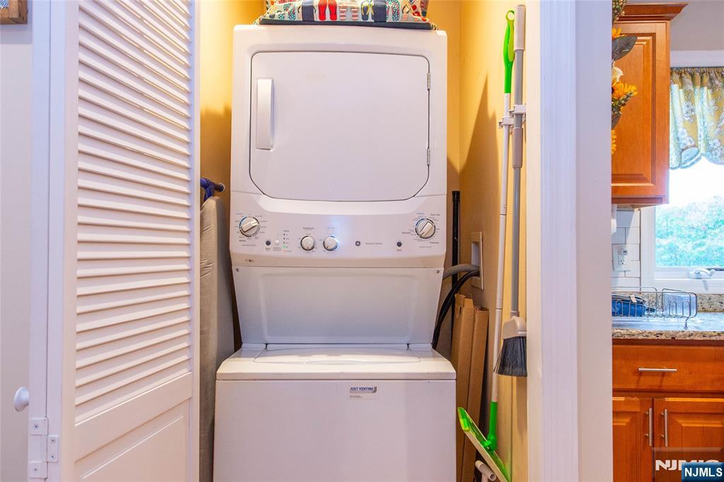 5 Mountain Avenue, Unit 2 Wanaque, NJ 07465 - Photo 14 of 20 a utility room with dryer and washer