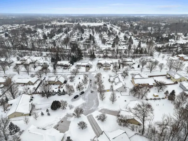 $589,900 | 2700 Maple Hills Drive, Green Bay, WI 54313