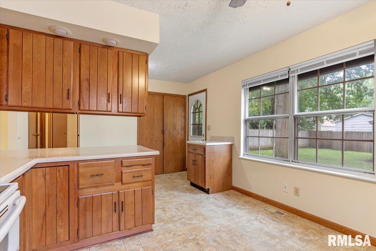 1951 Stonehenge Road Springfield, IL 62702 - Photo 11 of 37