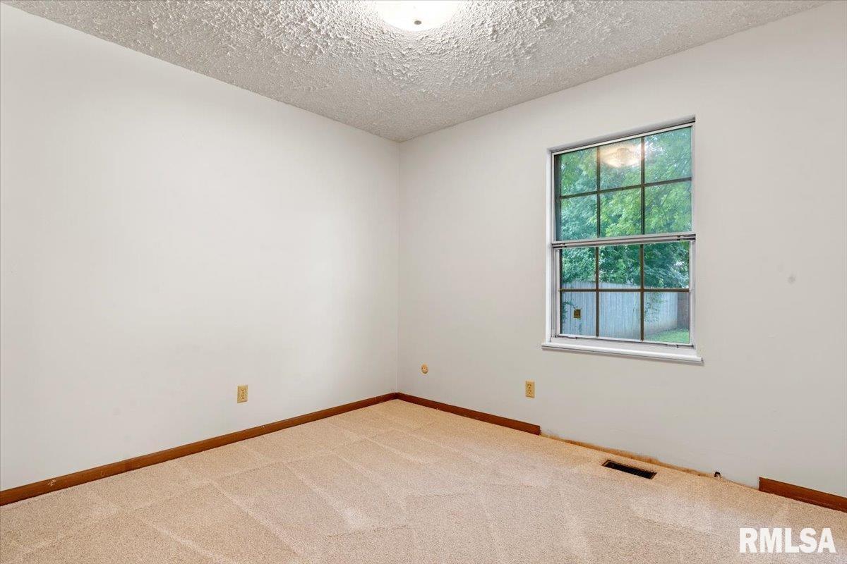 1951 Stonehenge Road Springfield, IL 62702 - Photo 13 of 37