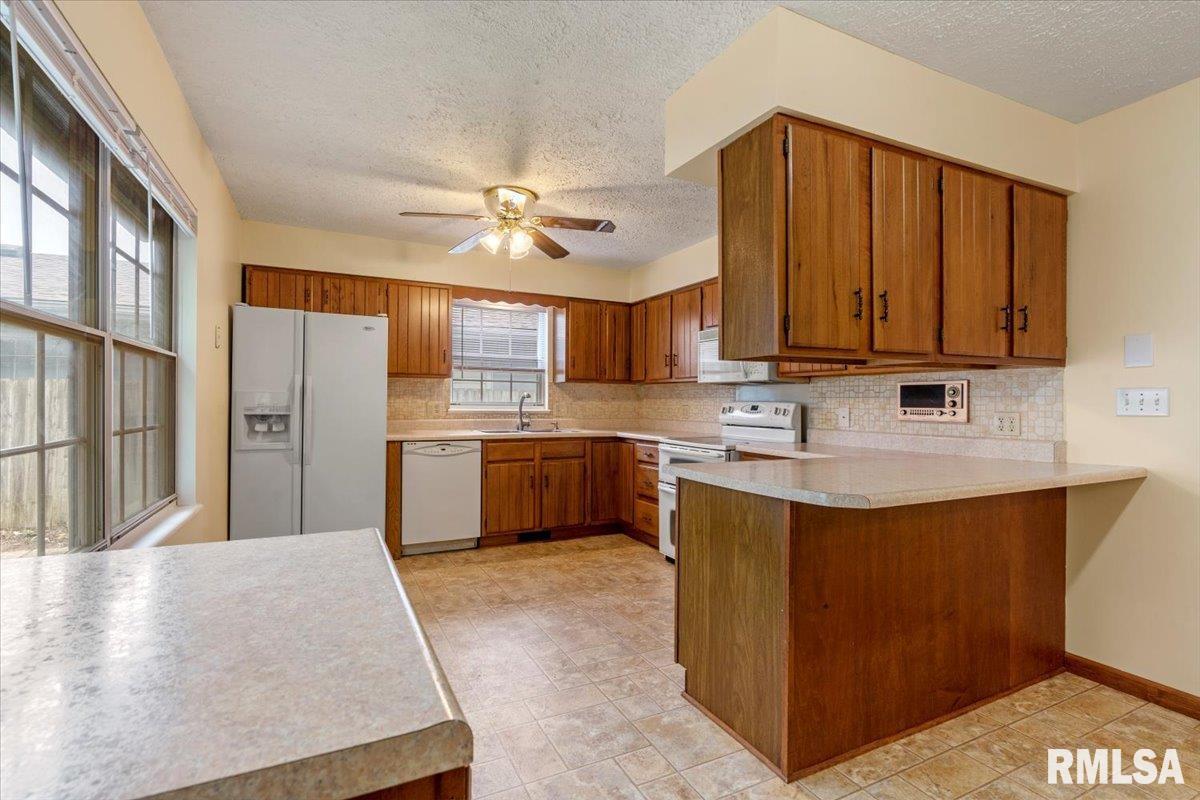 1951 Stonehenge Road Springfield, IL 62702 - Photo 7 of 37