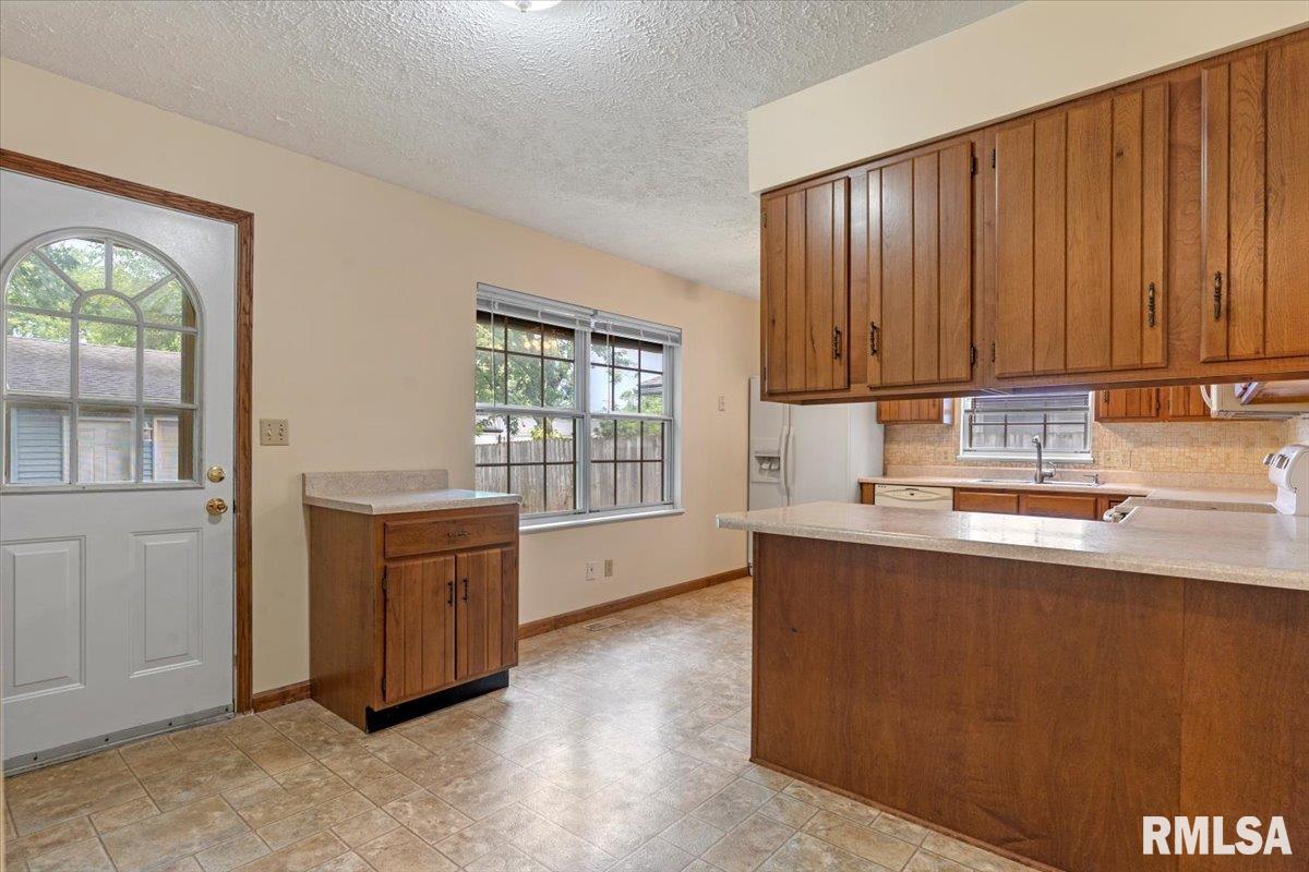 1951 Stonehenge Road Springfield, IL 62702 - Photo 8 of 37