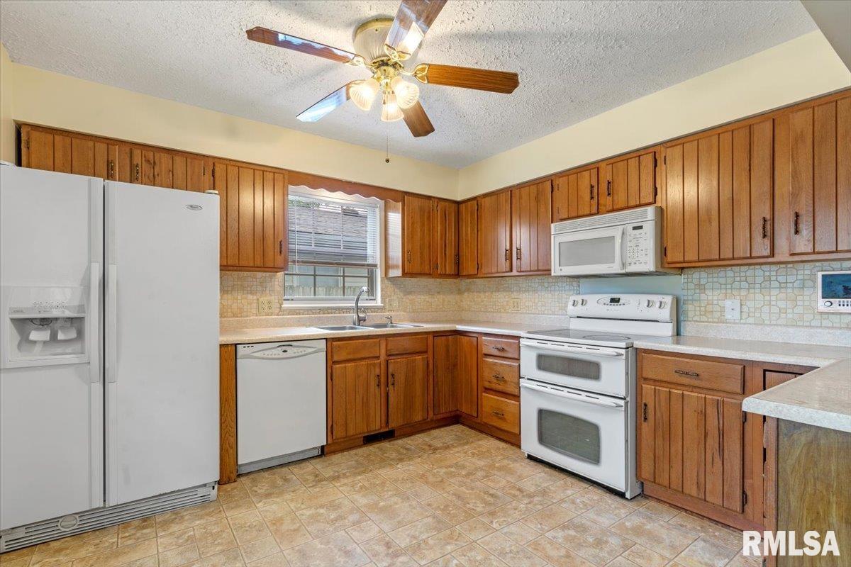 1951 Stonehenge Road Springfield, IL 62702 - Photo 9 of 37
