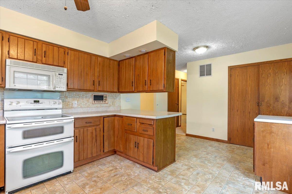 1951 Stonehenge Road Springfield, IL 62702 - Photo 10 of 37